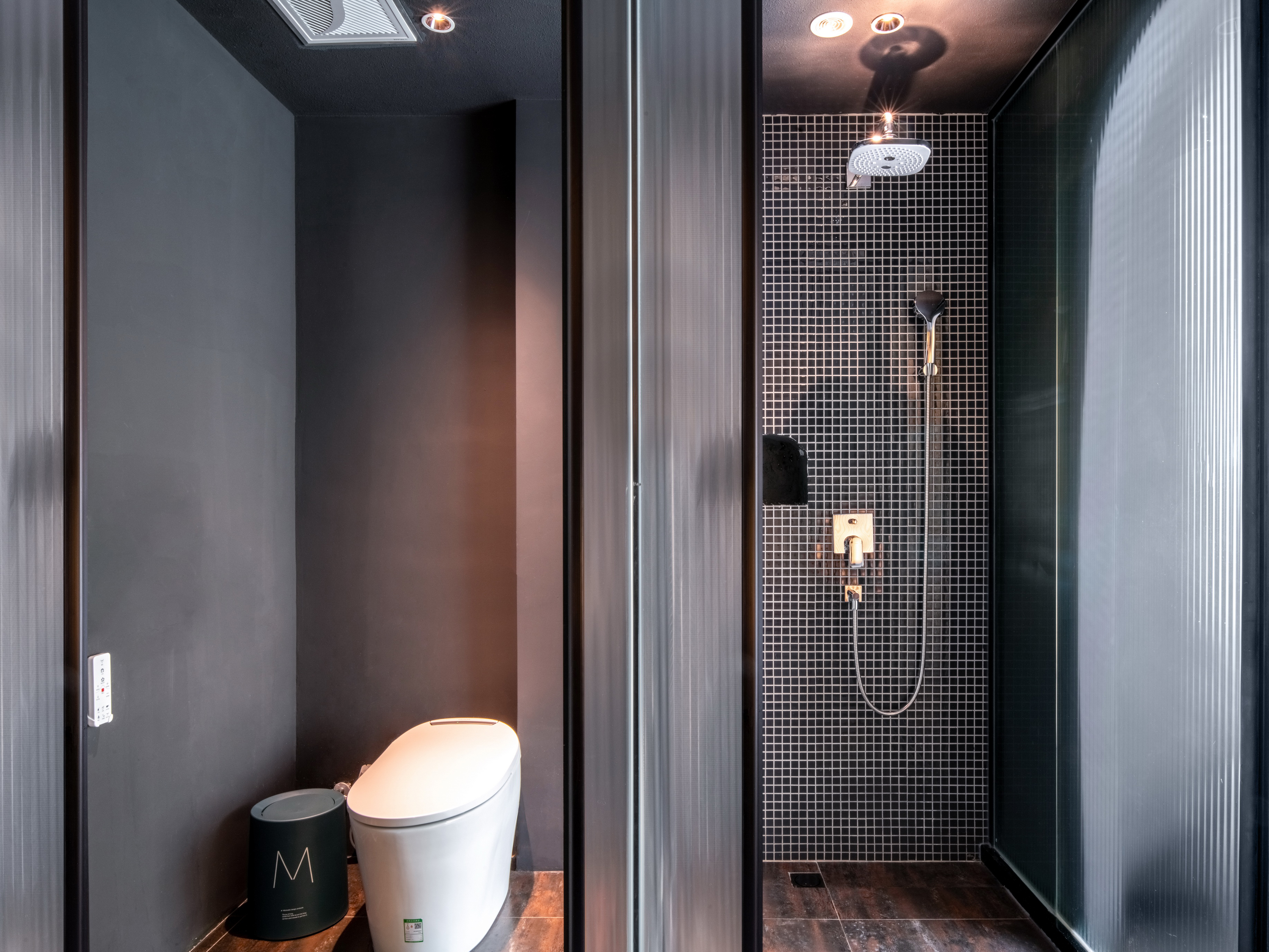 哈尼| 阳台格调大床房