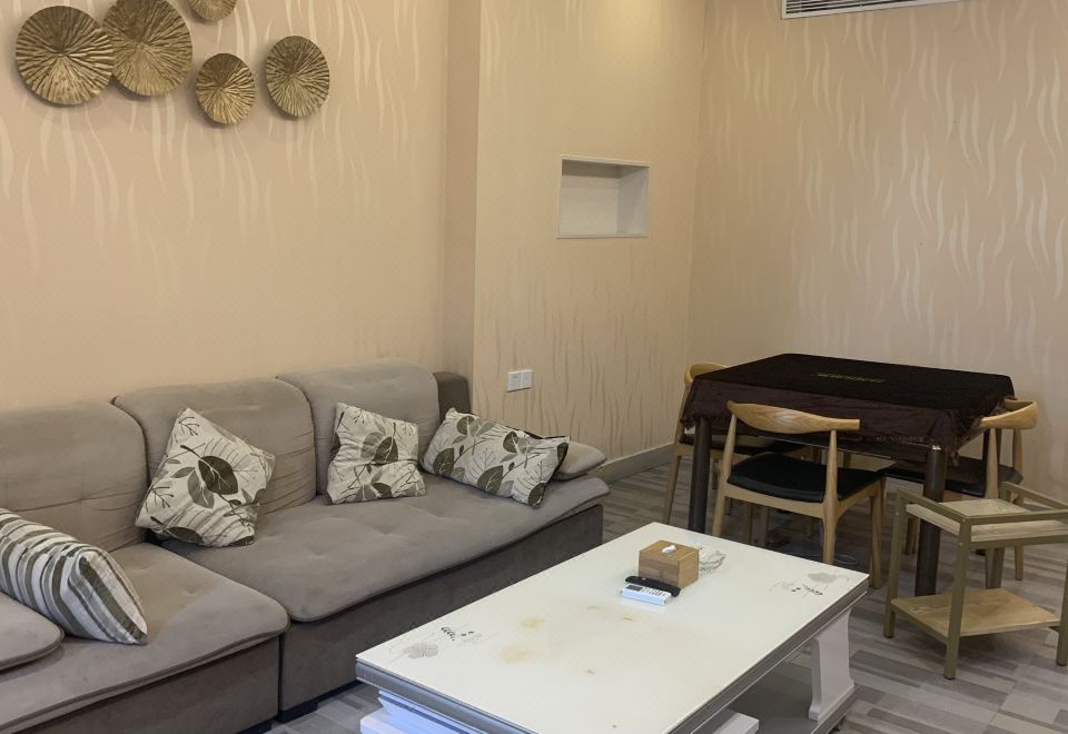 泉栈H号楼4房1厅（副楼区）