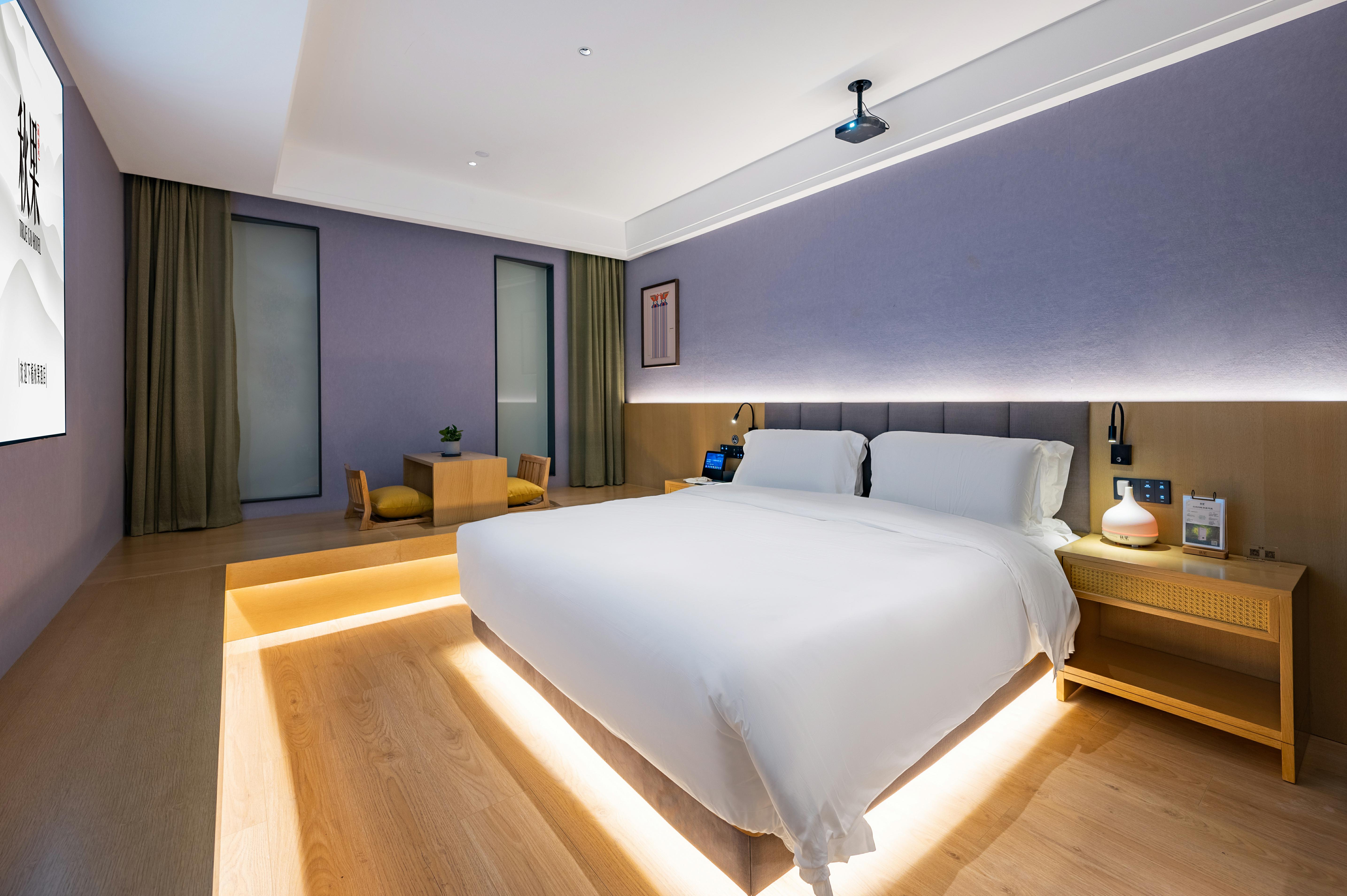 巨幕影音大床房（智能客控+深睡记忆枕+迷你冰箱）