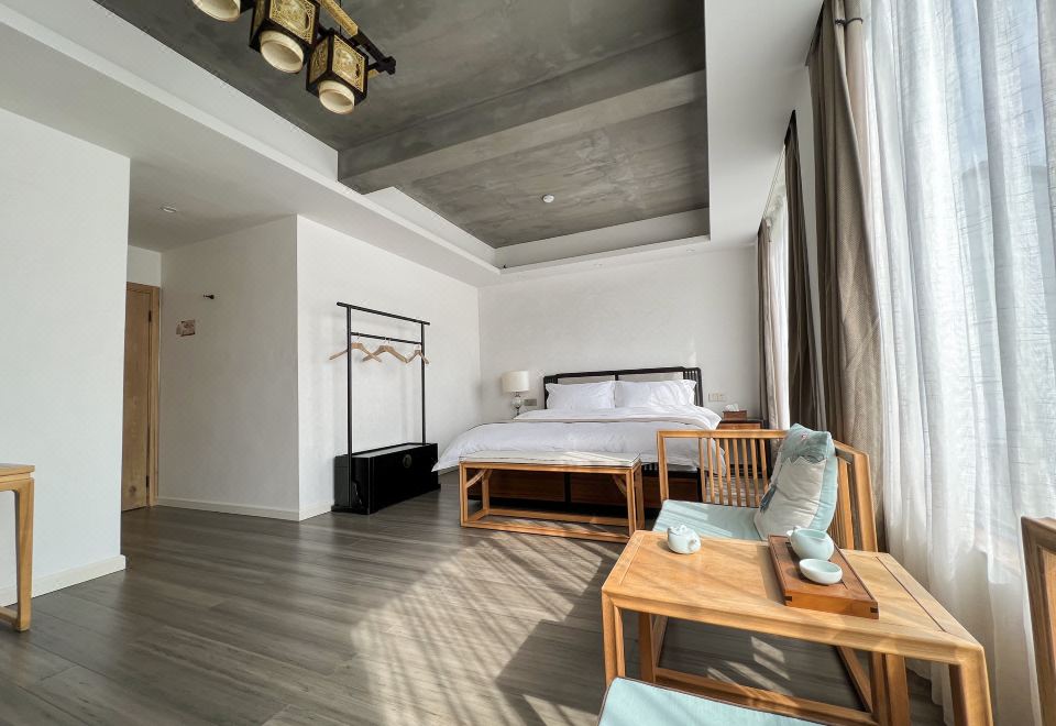 Yun Qi Light Luxury Double Bed Room
