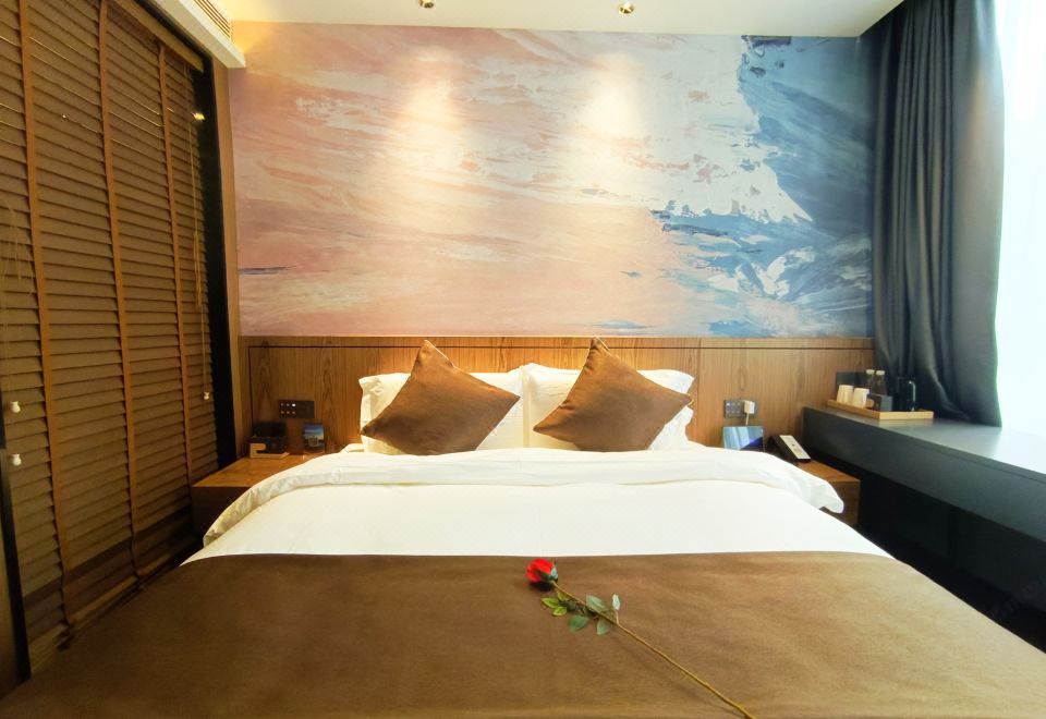 万澳大床房-金可儿床垫.影视会员.