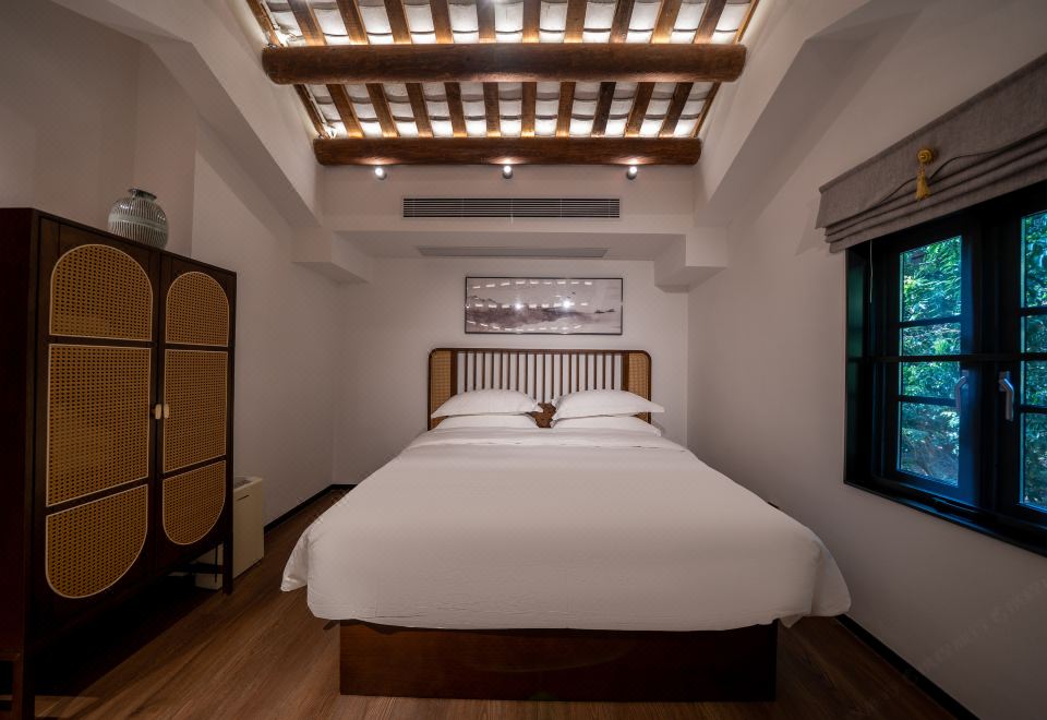 Floral Hotel·Yinlu hotel  (Huitong Ancient Village Shop, Tangjiawan Town, Zhuhai)Qin Fang Ge Duplex Double Bed Room With Separate Living Room & Tub