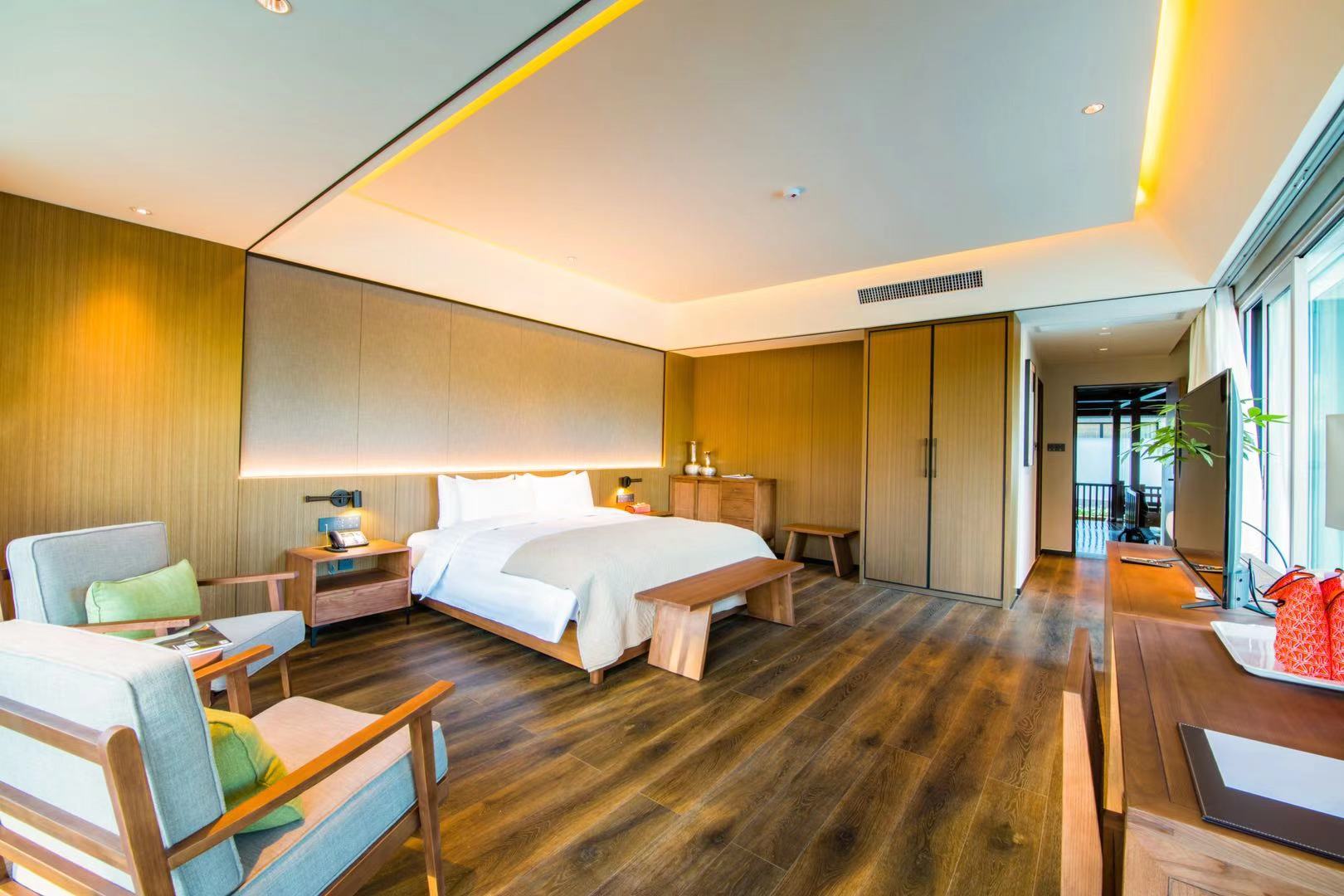 湖畔豪华套房（一室一厅+超大浴缸+观景露台）