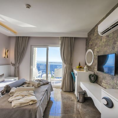 Standard Room with Pool and Sea View