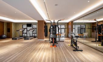 The home features a spacious living area with a large gym for exercising at Vienna International Hotel (Baoting Center)