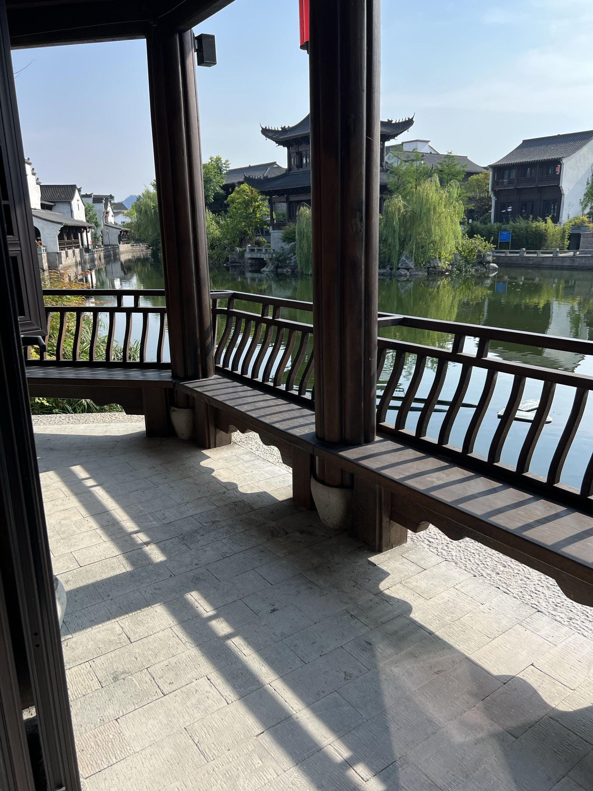 豪华河景泡池套房