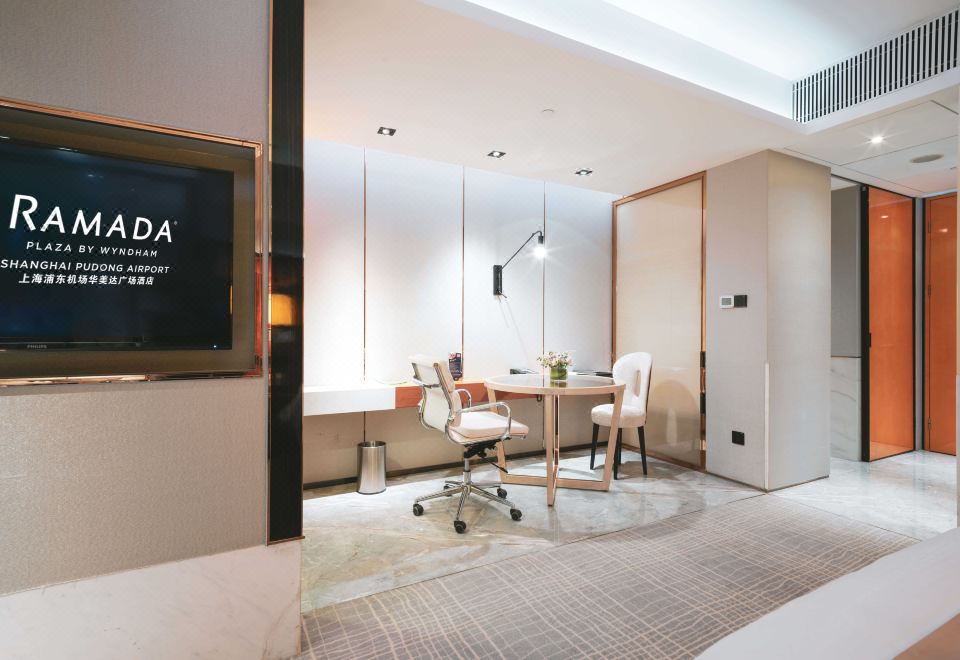 Ramada Plaza Shanghai Pudong AirportBusiness Double Room