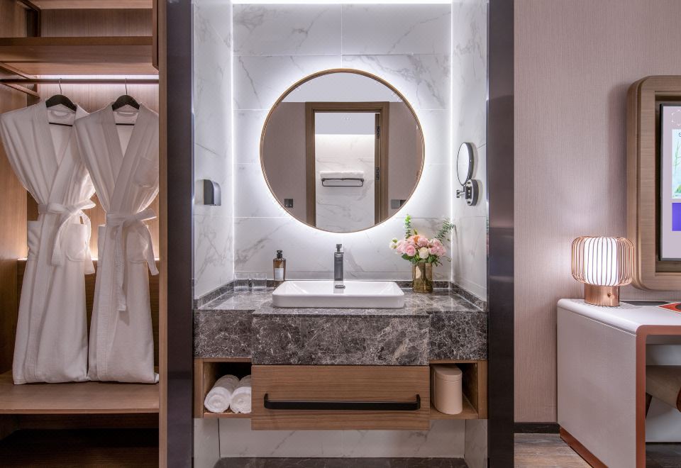 商務大床房（迷你冰箱+智能客控+無線投屏）