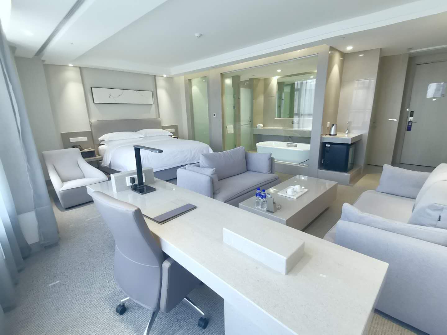 Sylvia Hotel豪华城景大床房（地暖）