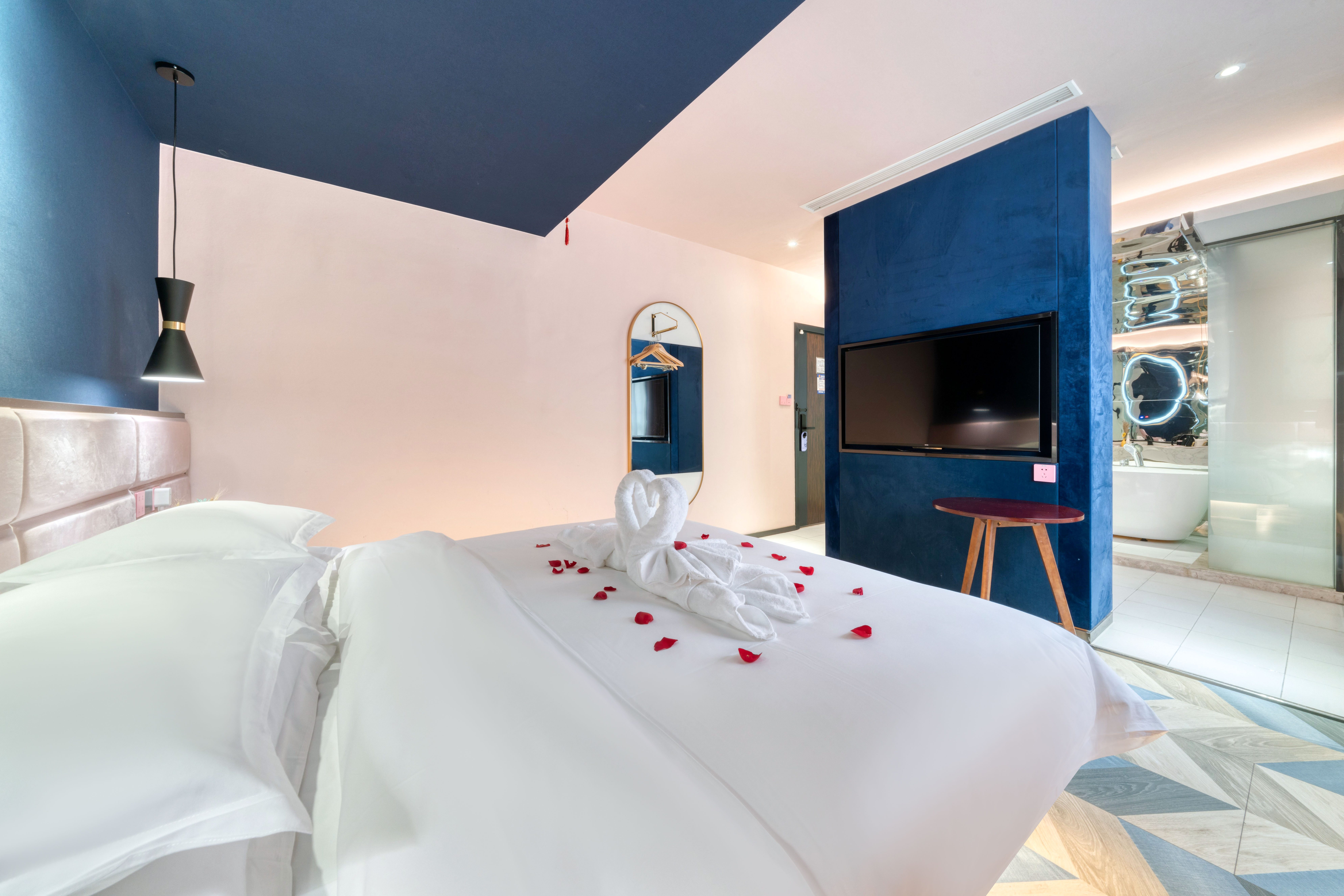 柔光蜜月大床房（浴缸|一次性浴缸套|泡泡浴|空調）