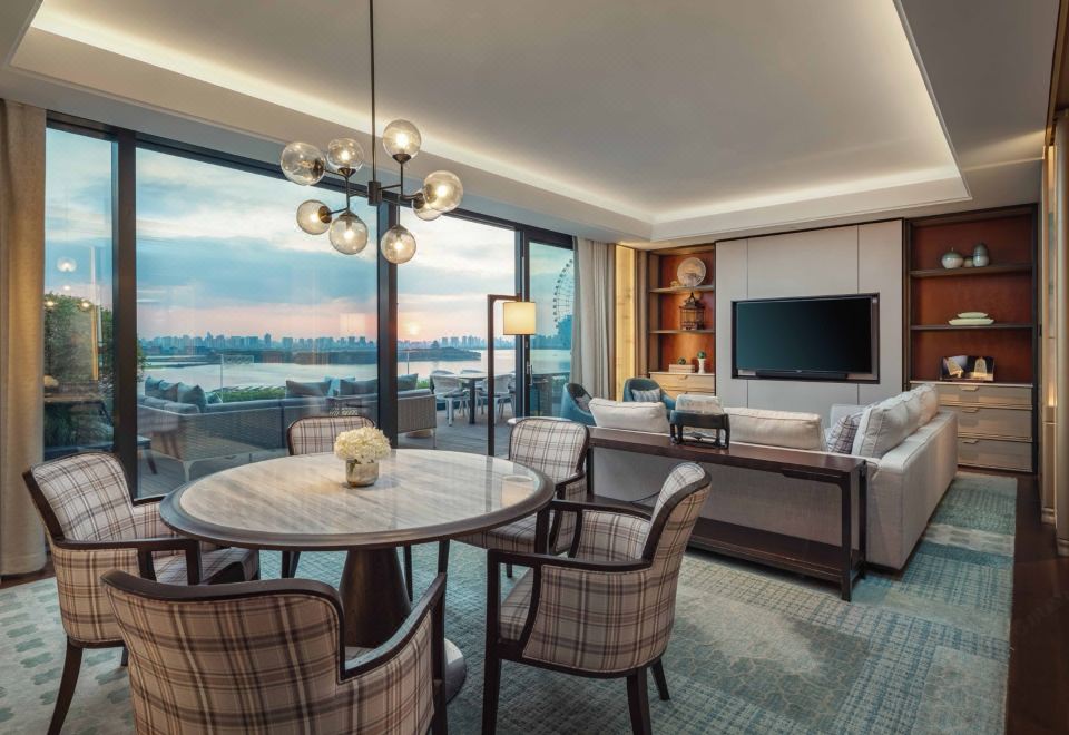 柏悦行政湖景露台套房