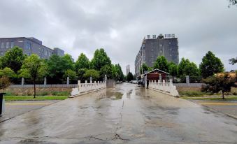 Zhongzhou Yihe Hotel (Dennis City Plaza)