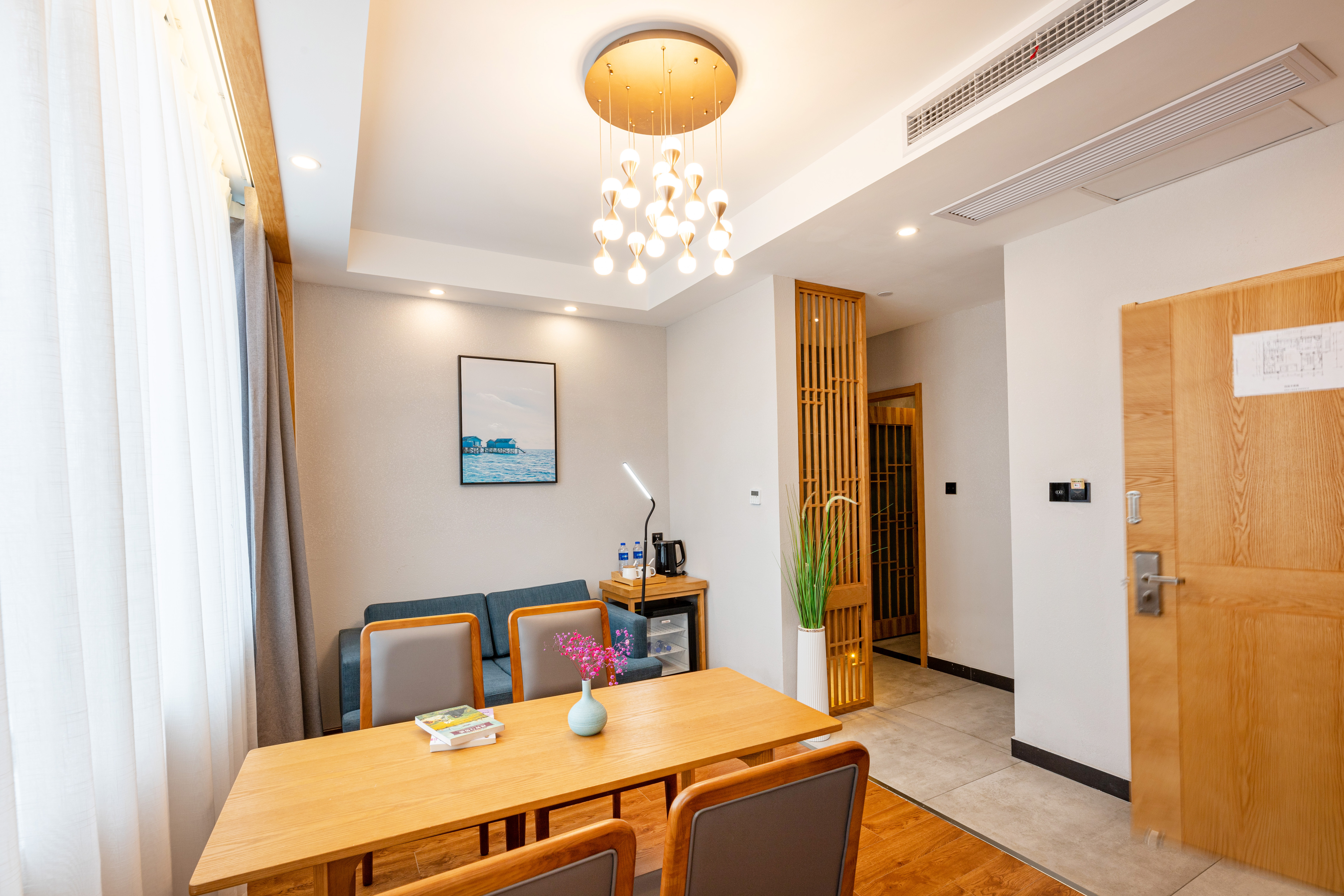 休闲大床房（会客厅+电动窗帘+阿道夫洗护套装）