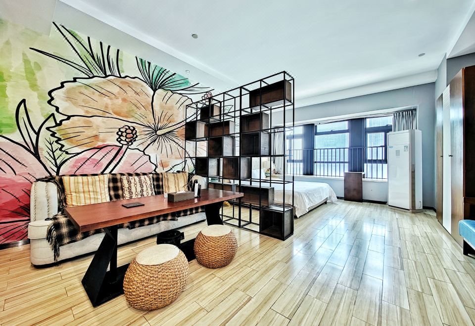 公馆大床客房-洗衣机+商务办公桌+高速吹风机