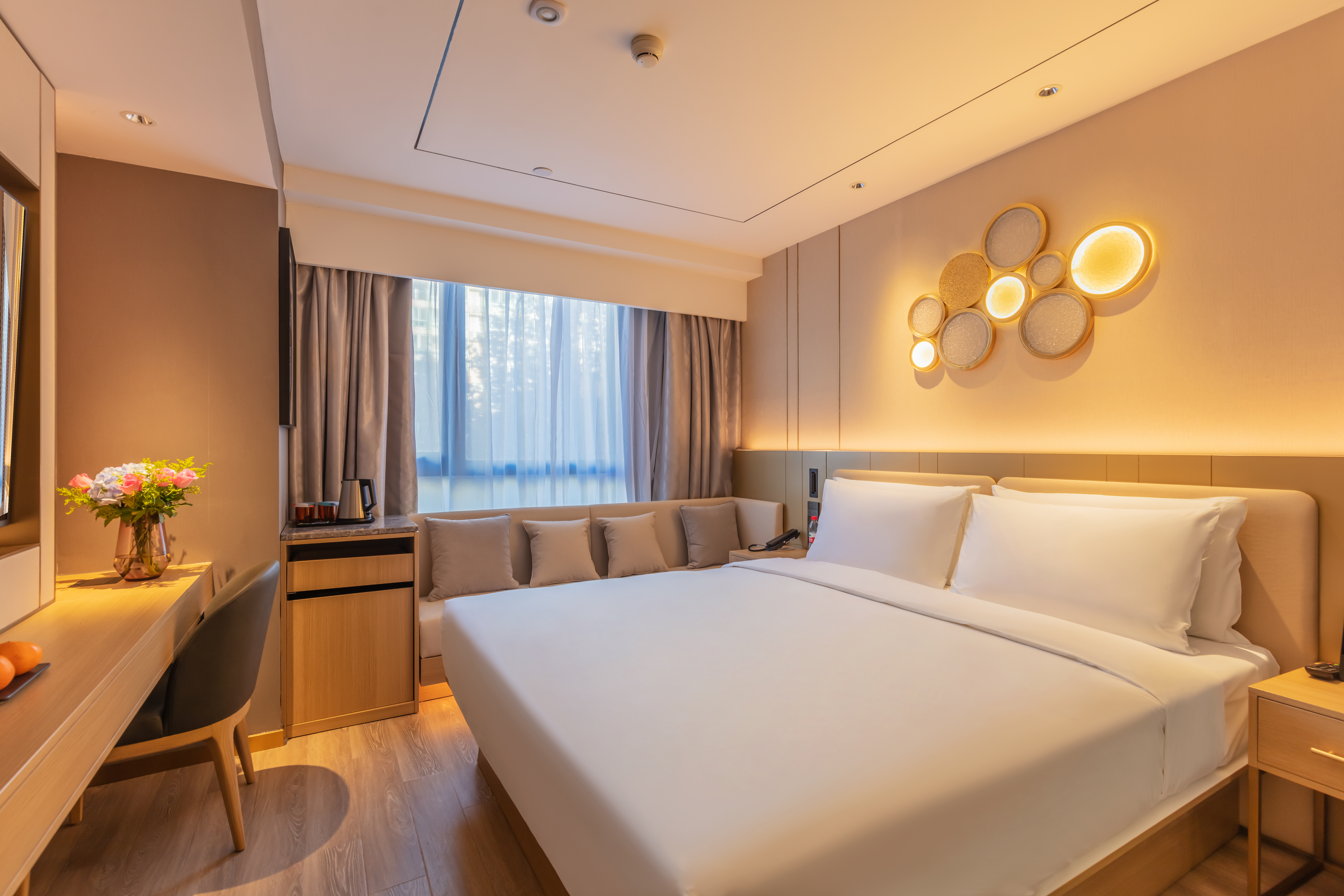 商务大床房+金可儿床垫+智能客控+迷你冰箱+电视投屏