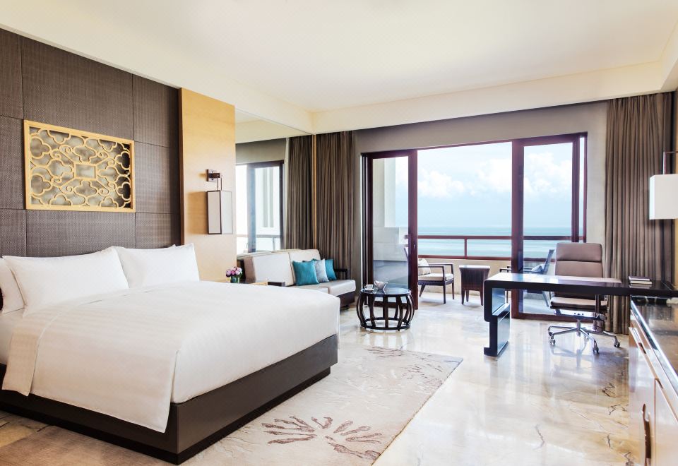 奢麗海景大床房-高樓層丨觀瓊州海峽·浪涌云舒