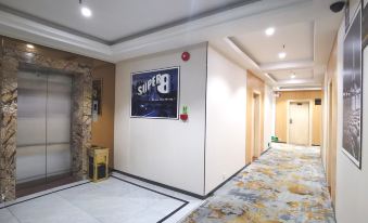 Super 8 Hotel (Shenzhen Longgang Shuanglong Metro Station)