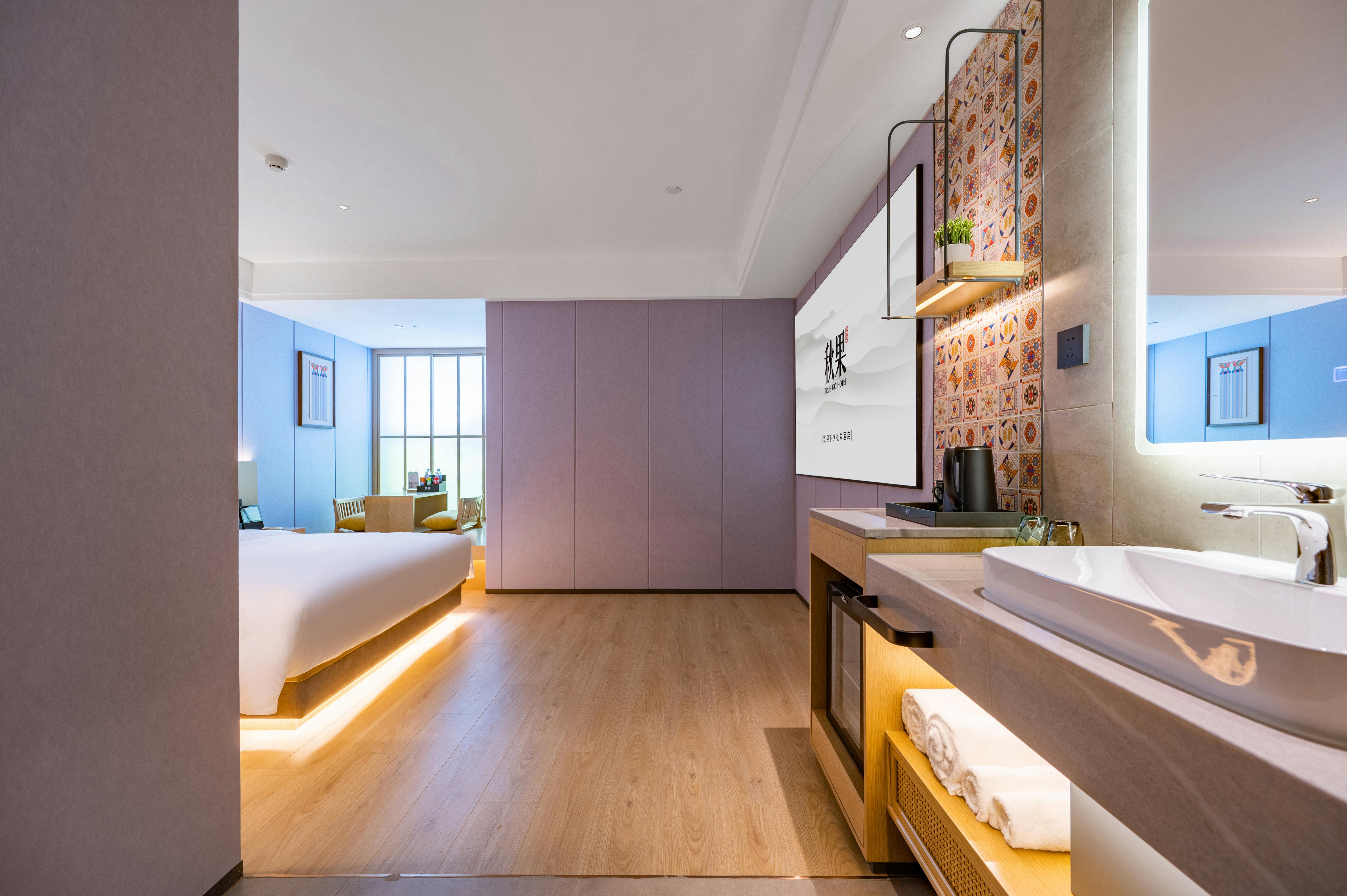 巨幕影音大床房（智能客控+深睡记忆枕+迷你冰箱）