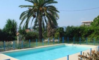 Modern One Bedroomed Apartment Just Off the Cannes Seafront with a Terrace and Pool Access 1753