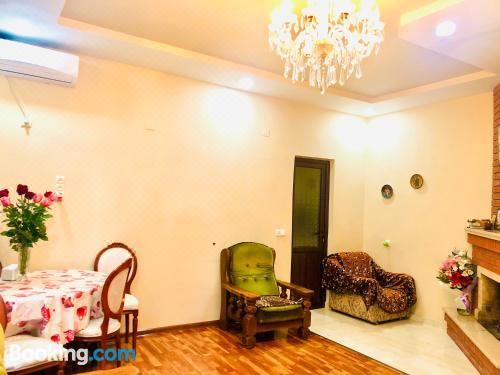 带山景的双人间