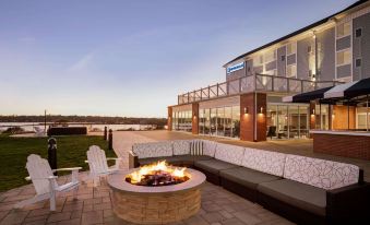Wyndham Newport Hotel - Housity