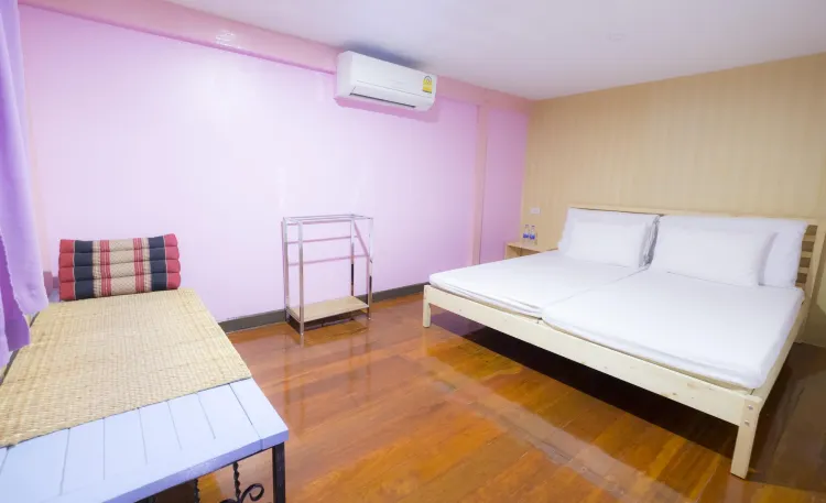 ห้องดีลักซ์เตียงคิงไซส์พร้อมห้องน้ำที่ใช้ร่วมกัน