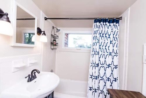 Downtown Annapolis King George 3rd Floor Hideaway One-Bedroom Apartment