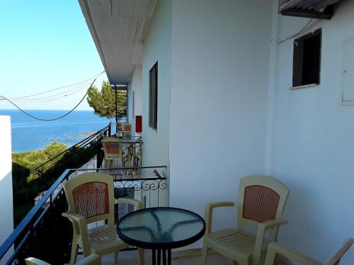 享有部分海景的两卧室公寓