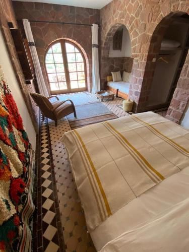 带山景的双人间