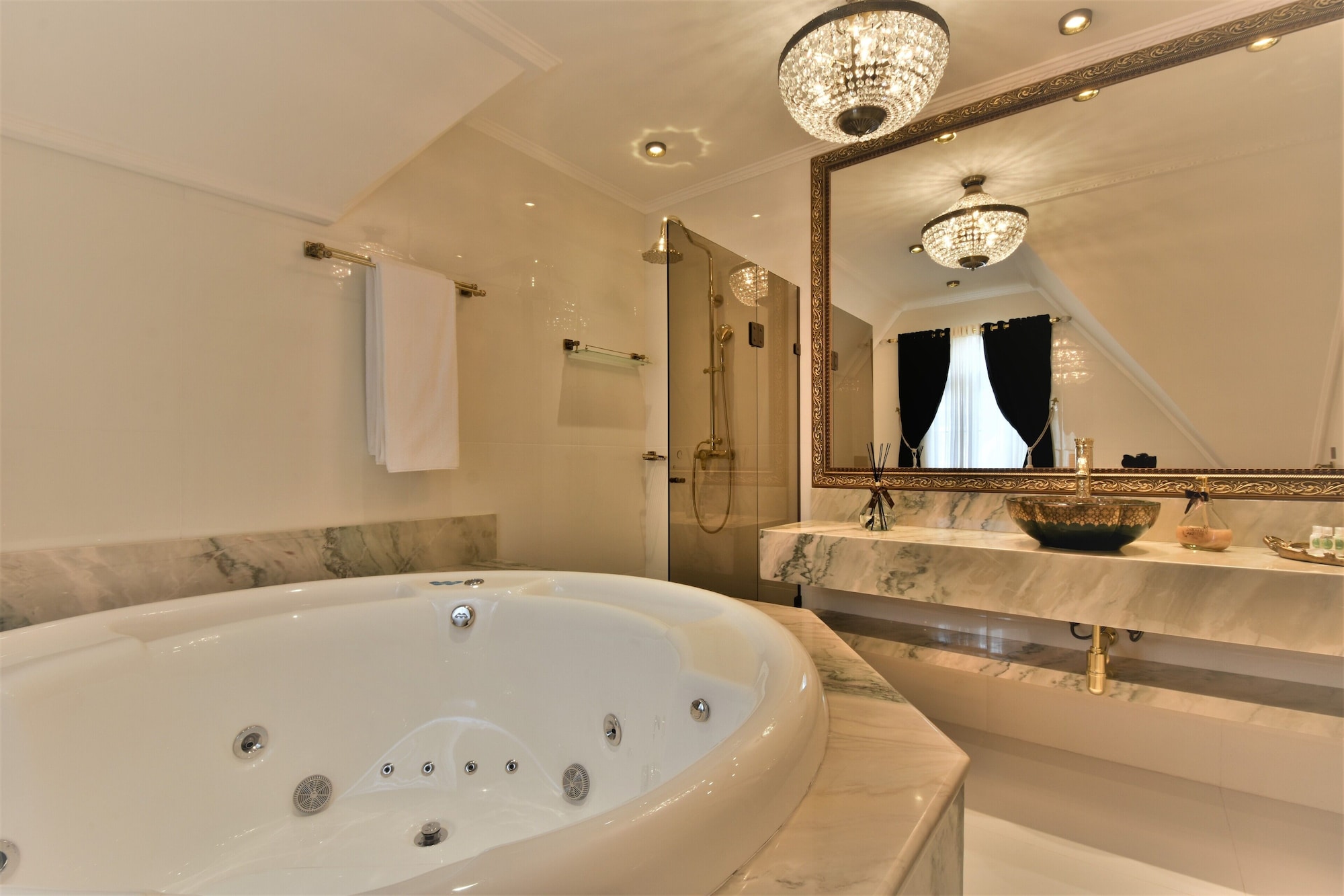 豪华宏伟套房（带按摩浴缸）