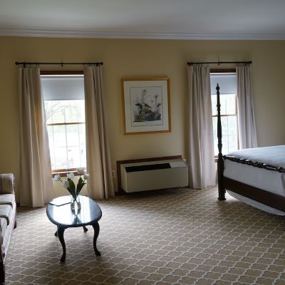 Deluxe Queen Room