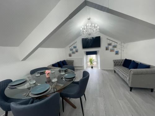 Ocean Escape 200m from the Sea, High Spec Town Centre Entire Flat, 3 Bedrooms, TVs All RoomsThree-Bedroom Apartment