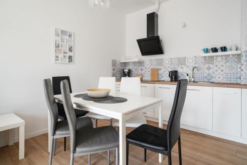 带阳台的两卧室公寓