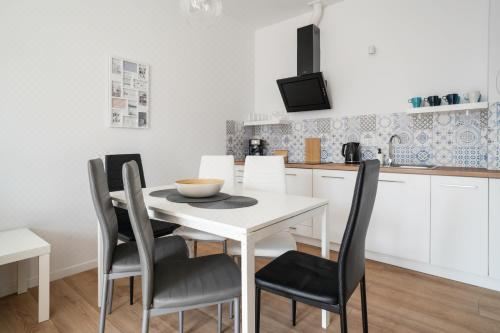 带阳台的两卧室公寓