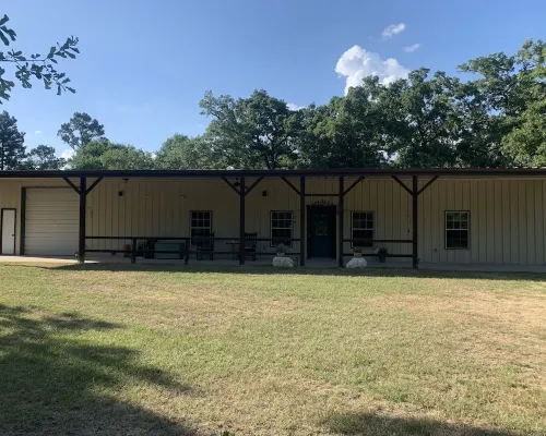 PERFECTLY CUTE COUNTRY BARDOMINIUM ON 11 ACRES Hoteles en Condado de Grimes