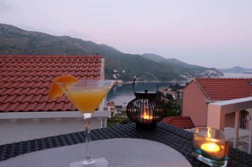 带阳台和海景的豪华双人房