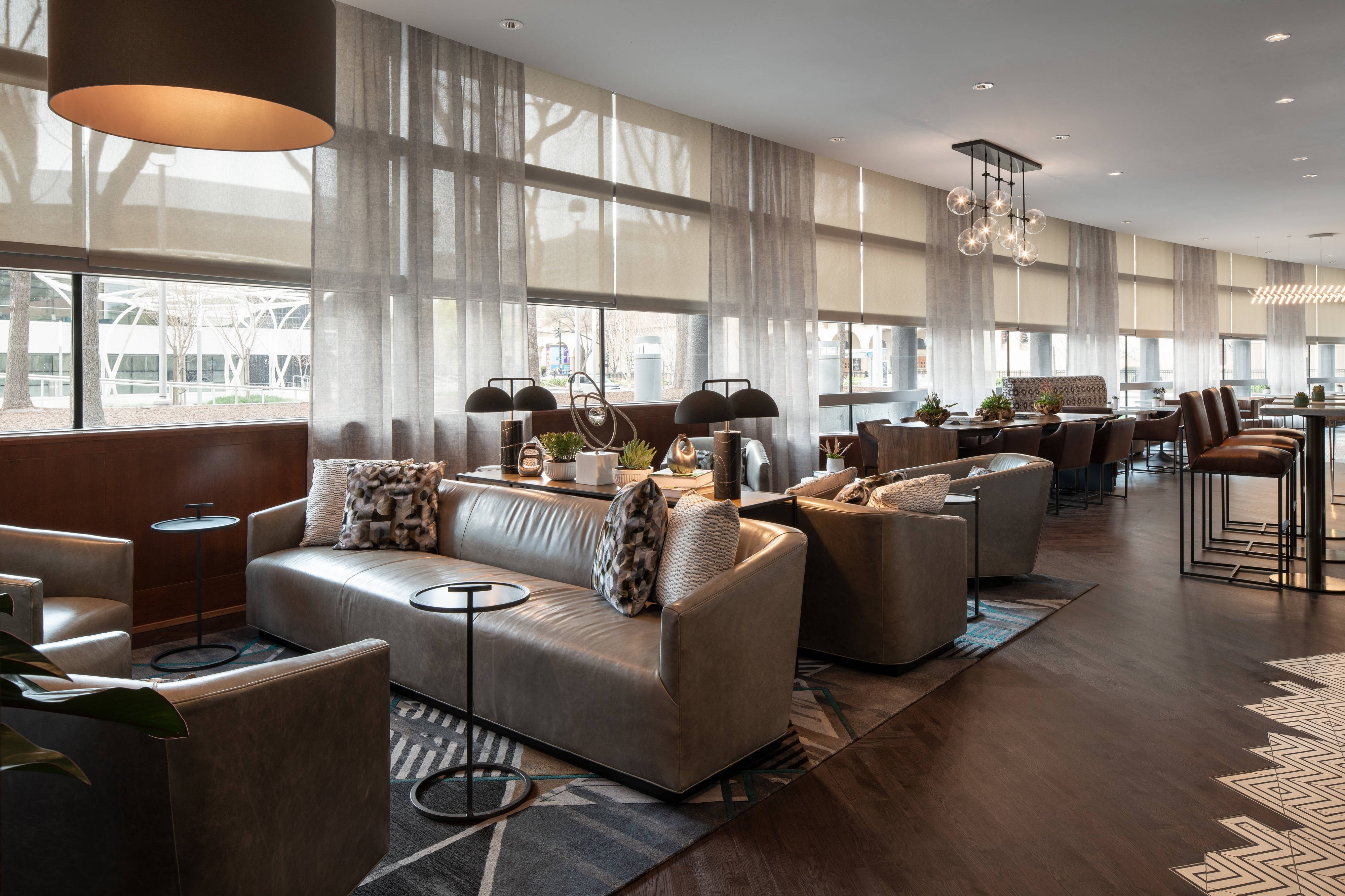 客房，2 张大床，城市景观，可使用 M 俱乐部酒廊