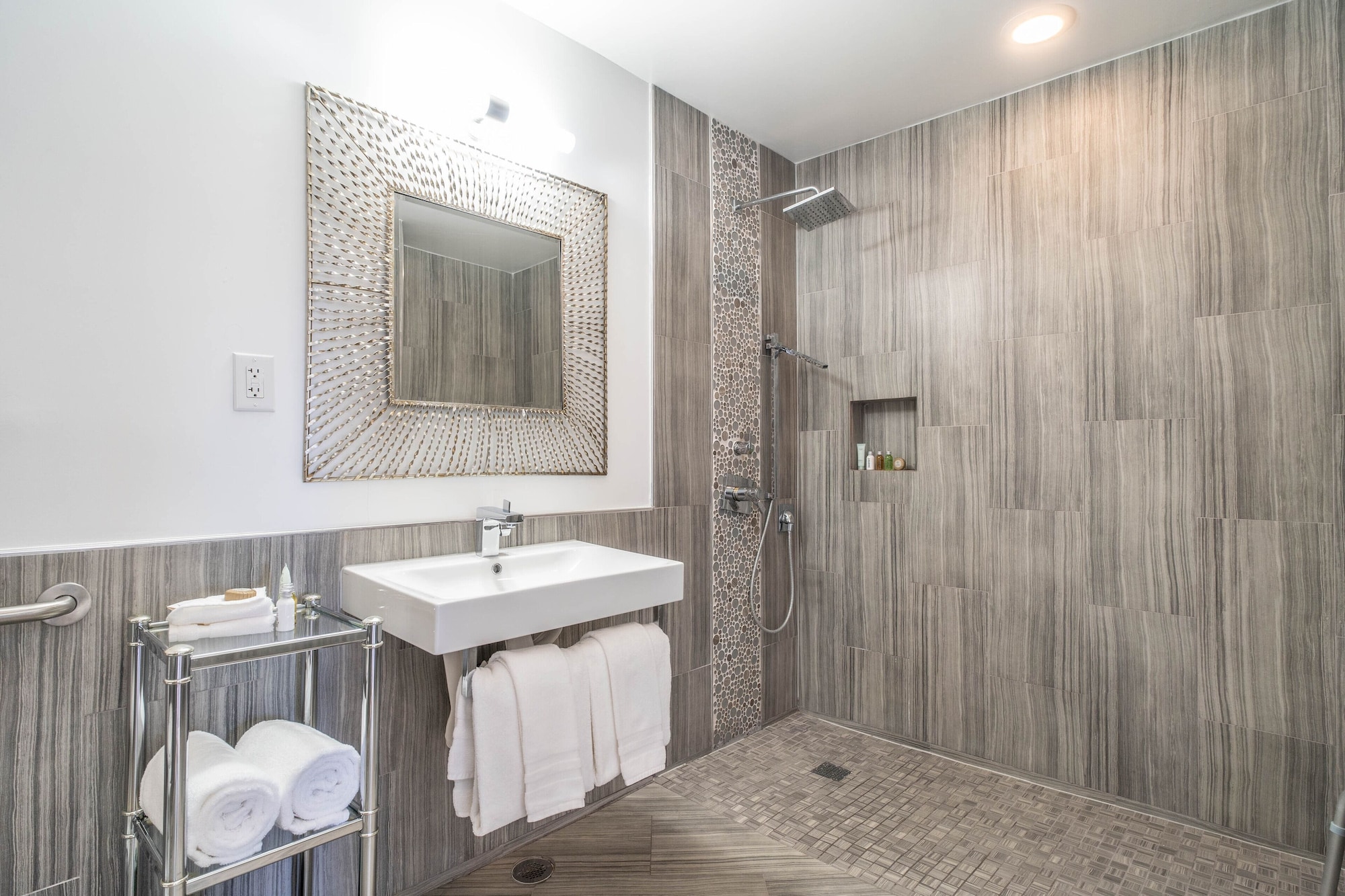 套房， 1 张特大床， 简易厨房， 山景