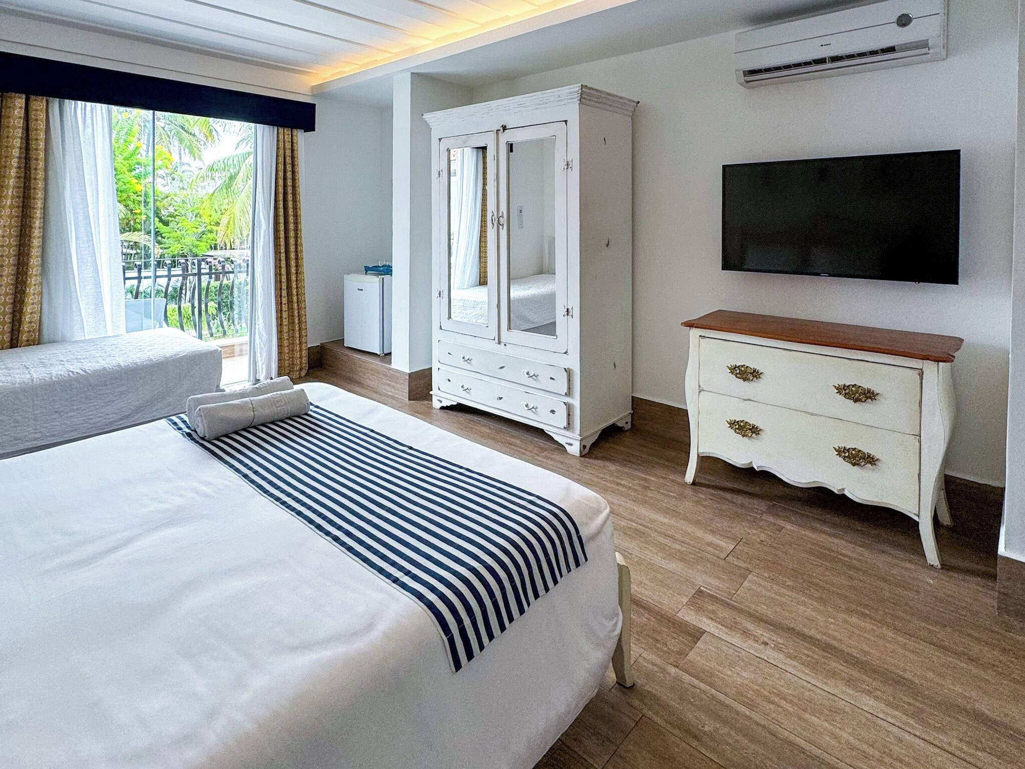 带泳池景观的豪华1居房