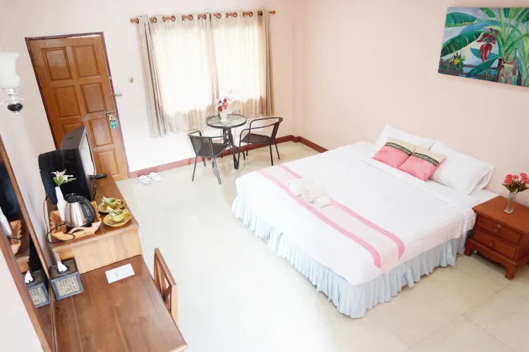 ห้องเตียงใหญ่ พร้อมระเบียง