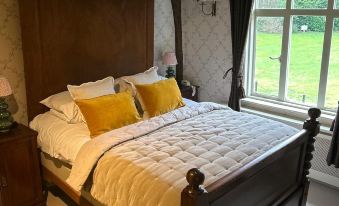 Ravenwood Hall Hotel - Housity