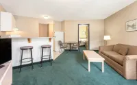 Super 8 by Wyndham Golden