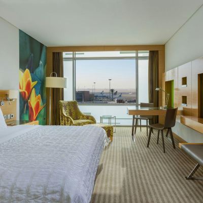 Le Meridien俱樂部房；行政樓層；客房；配有特大床；機場景觀 樂蒙雷蒂恩開羅機場優惠