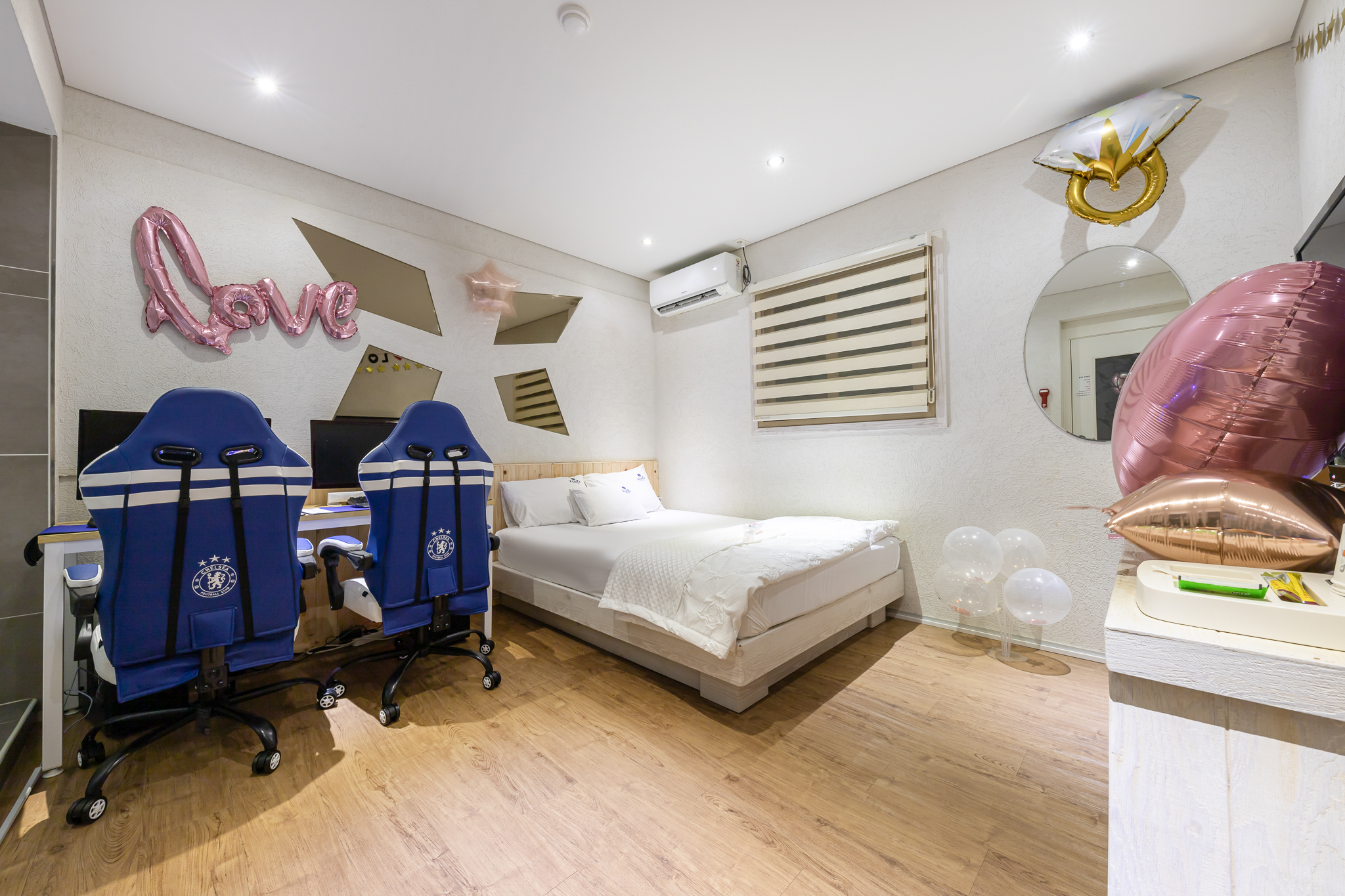 Pc房（Couple in the Forest）