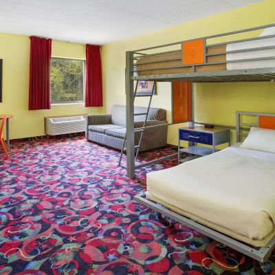 1 King Bed, 2 Bunk Beds, Family Suite, Non-Smoking