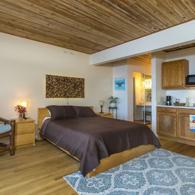 Mahina Room-1 Bedroom with Kitchenette, Pool Side with Ocean View-Main House