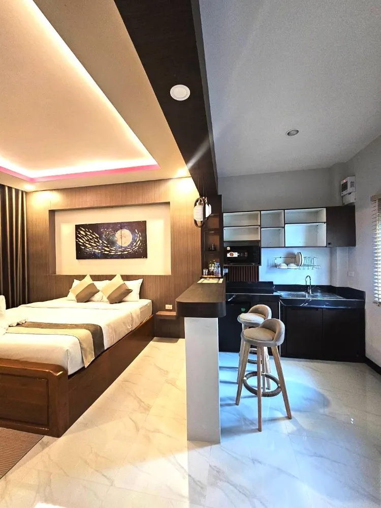 ห้องนอนเตียงคิงไซส์พร้อมหน้าต่าง