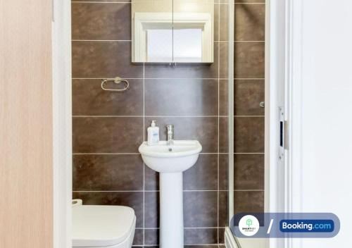 Modern 2 Bed 2 Bath Apartment Free Parking Two-Bedroom Apartment