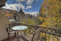 1 min. to slopes!Wake up & Ski! Steps to ski lift/gondola, shops & dining!
