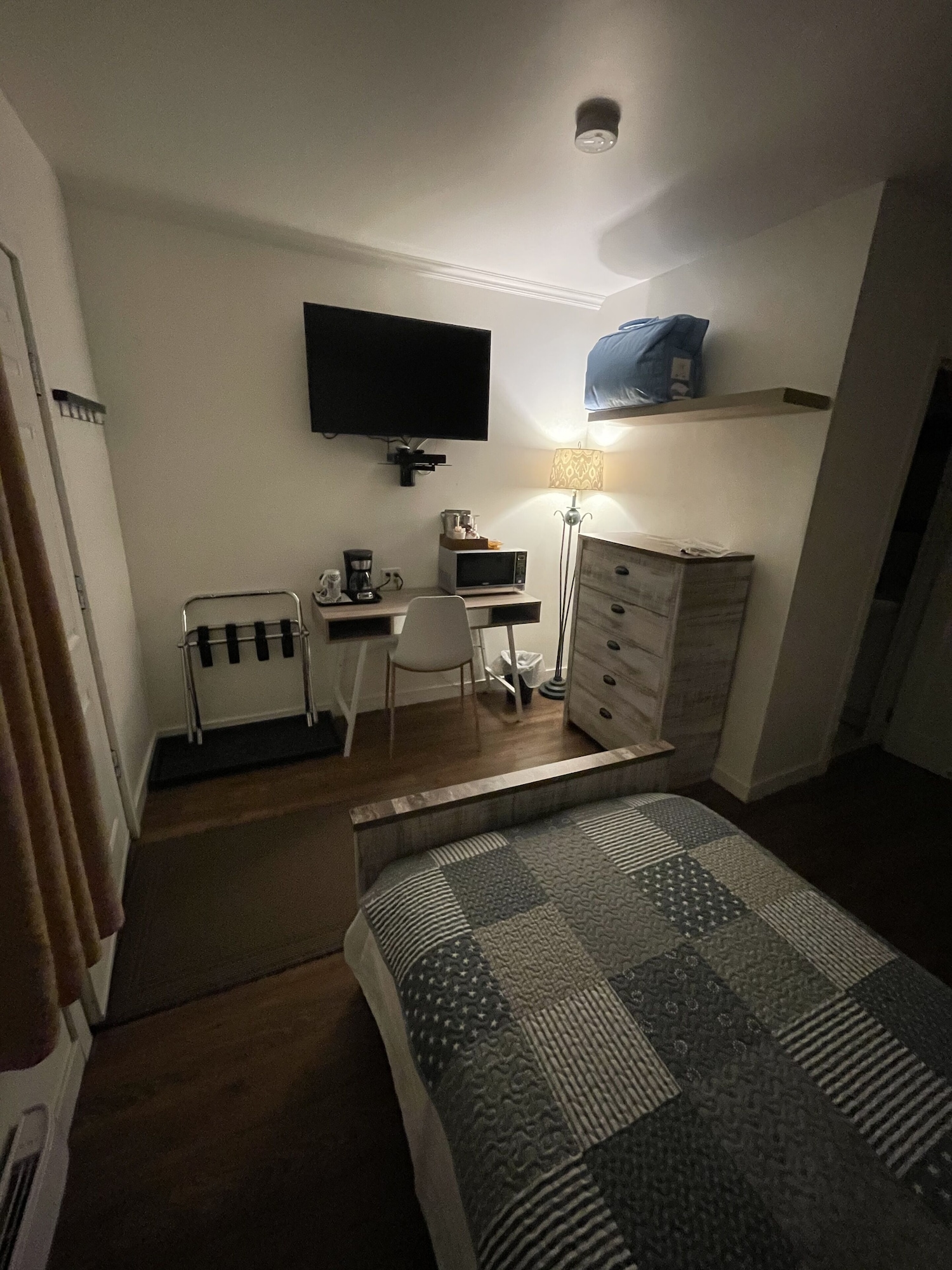 舒适双人或双床房，多张床